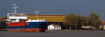 Trafic on the Charente river © Philip Plisson / Plisson La Trinité / AA28517 - Photo Galleries - Cargo ship