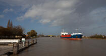 Trafic on the Charente river © Philip Plisson / Plisson La Trinité / AA28518 - Photo Galleries - Cargo ship