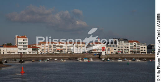 Saint Gilles Croix de vie - © Philip Plisson / Plisson La Trinité / AA28558 - Photo Galleries - Harbour light