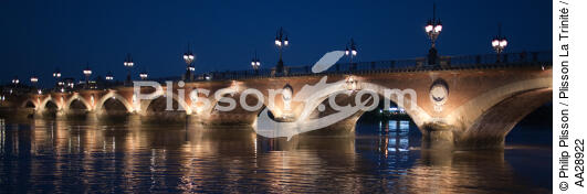 Bordeaux - © Philip Plisson / Plisson La Trinité / AA28922 - Nos reportages photos - Pont de Pierre