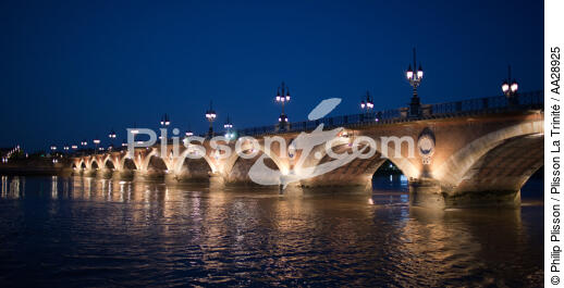 Bordeaux - © Philip Plisson / Plisson La Trinité / AA28925 - Photo Galleries - Pont de Pierre