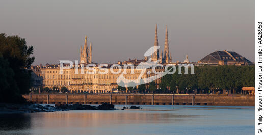 Bordeaux - © Philip Plisson / Plisson La Trinité / AA28953 - Nos reportages photos - Lever de soleil