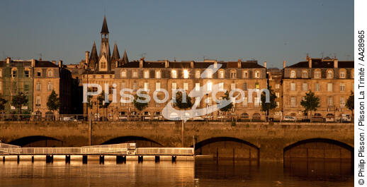 Bordeaux - © Philip Plisson / Plisson La Trinité / AA28965 - Nos reportages photos - Soleil