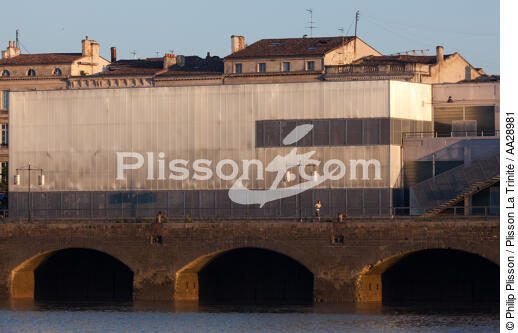 Bordeaux - © Philip Plisson / Plisson La Trinité / AA28981 - Photo Galleries - Sun