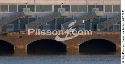 Bordeaux - © Philip Plisson / Plisson La Trinité / AA28982 - Nos reportages photos - Lever de soleil