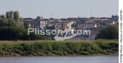 Bourg - © Philip Plisson / Plisson La Trinité / AA29195 - Nos reportages photos - De Royan à Bordeaux