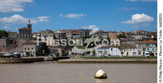 Bourg - © Philip Plisson / Plisson La Trinité / AA29203 - Photo Galleries - From Royan to Bordeaux