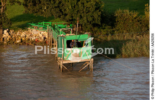 On the Gironde river - © Philip Plisson / Plisson La Trinité / AA29256 - Photo Galleries - Square fishing net
