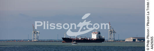 Port du Verdon - © Philip Plisson / Plisson La Trinité / AA29265 - Nos reportages photos - Porte-conteneurs, la démesure