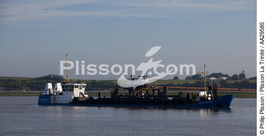 Loading of sand in the port of Monard - © Philip Plisson / Plisson La Trinité / AA29585 - Photo Galleries - From Royan to Bordeaux