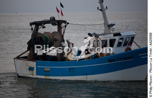Pêche au Maigre dans l'estuaire de la Gironde - © Philip Plisson / Plisson La Trinité / AA29588 - Nos reportages photos - Bateau de pêche