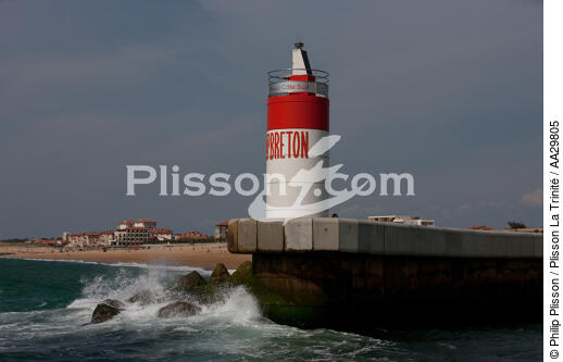 Hossegor Capbreton - © Philip Plisson / Plisson La Trinité / AA29805 - Nos reportages photos - Feu de port