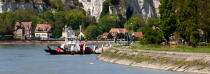 Bouillens the chalk cliff and ferry on the Seine downstream from Rouen. [AT] © Philip Plisson / Plisson La Trinité / AA29835 - Photo Galleries - Town [76]