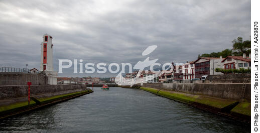Saint-Jean-de-Luz and Ciboure - © Philip Plisson / Plisson La Trinité / AA29870 - Photo Galleries - Harbour light