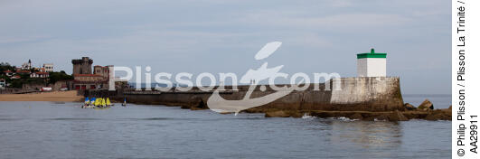 Ciboure - © Philip Plisson / Plisson La Trinité / AA29911 - Nos reportages photos - Feu de port