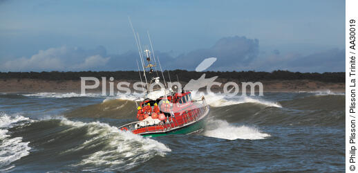 The rescue boat in the sluices of Maumusson [AT] - © Philip Plisson / Plisson La Trinité / AA30019 - Photo Galleries - Island [17]