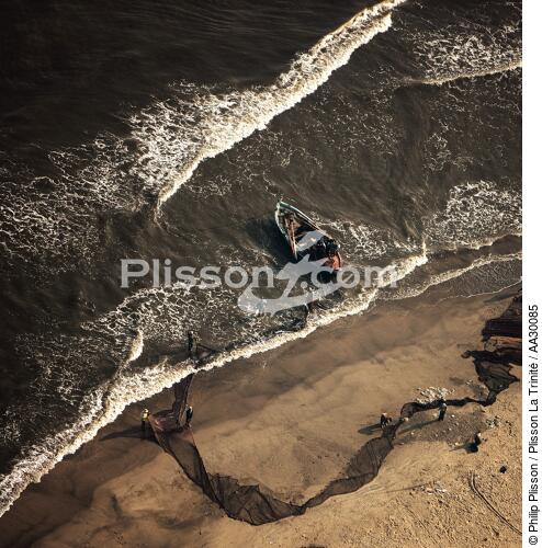 Preparation of fishing nets near Port Said - © Philip Plisson / Plisson La Trinité / AA30085 - Photo Galleries - Square format
