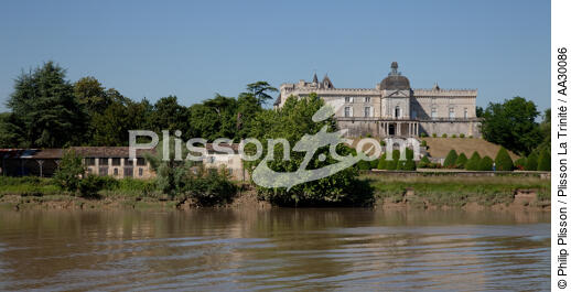 Vayres castel on La Dordogne riverr - © Philip Plisson / Plisson La Trinité / AA30086 - Photo Galleries - Dordogne river