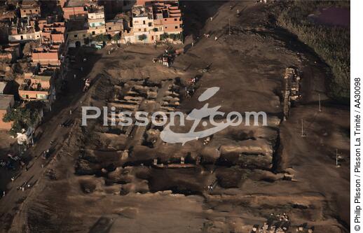 The remains of the ancient Sais [AT] - © Philip Plisson / Plisson La Trinité / AA30098 - Photo Galleries - Egypt from above