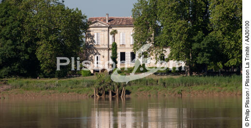 On the Dordogne river - © Philip Plisson / Plisson La Trinité / AA30100 - Photo Galleries - Aquitaine