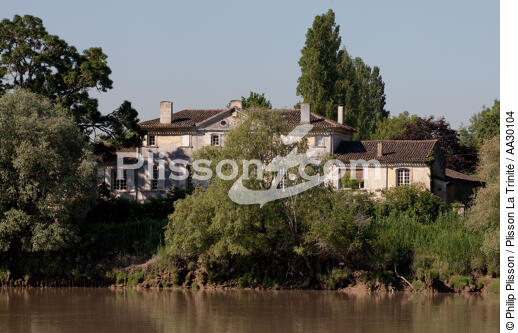 On the Dordogne river - © Philip Plisson / Plisson La Trinité / AA30104 - Photo Galleries - River