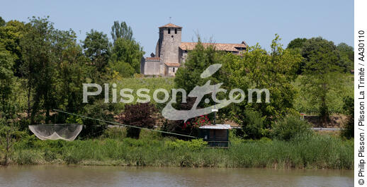 Sur la Dordogne - © Philip Plisson / Plisson La Trinité / AA30110 - Nos reportages photos - Monument religieux