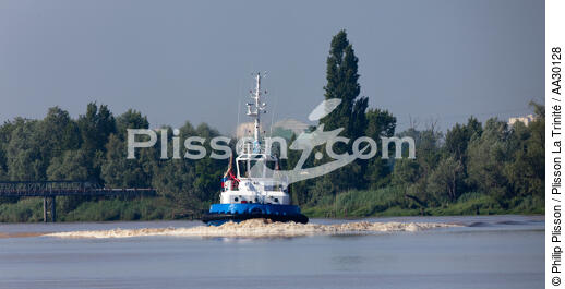 Sur la Garonne - © Philip Plisson / Plisson La Trinité / AA30128 - Nos reportages photos - Remorquage