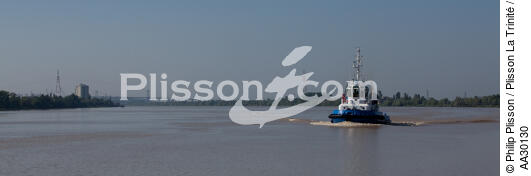 On the Garonne river - © Philip Plisson / Plisson La Trinité / AA30130 - Photo Galleries - Towing