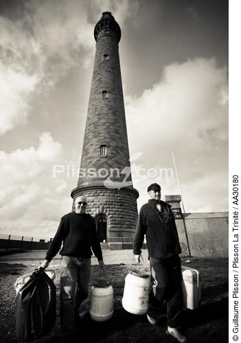 Relève de phare sur l'île Vierge - © Guillaume Plisson / Plisson La Trinité / AA30180 - Nos reportages photos - Noir et blanc