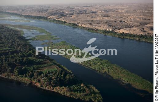The lush banks of the Nile - © Philip Plisson / Plisson La Trinité / AA30247 - Photo Galleries - Egypt