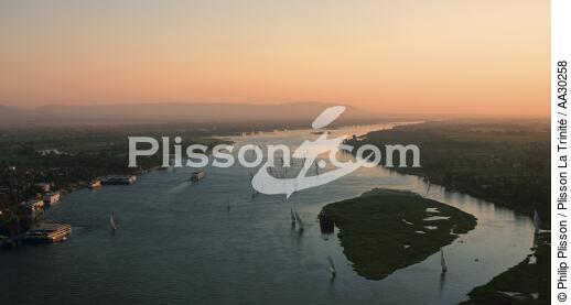 Coucher de soleil sur le Nil à Louxor - © Philip Plisson / Plisson La Trinité / AA30258 - Nos reportages photos - Coucher de soleil