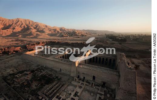 Le temple de Ramsès III à Médinet Habou. - © Philip Plisson / Plisson La Trinité / AA30262 - Nos reportages photos - Ville [Egypte]