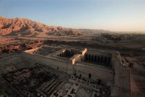 Le temple de Ramsès III à Médinet Habou. © Philip Plisson / Plisson La Trinité / AA30262 - Nos reportages photos - L'Egypte vue du ciel