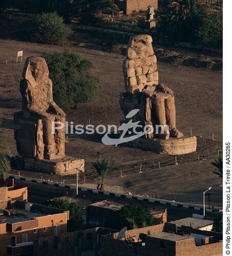 The Memnon giants - © Philip Plisson / Plisson La Trinité / AA30265 - Photo Galleries - Memnon giants