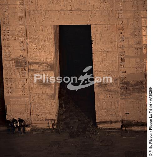 Porte d'entrée du site de Médinet Habou - © Philip Plisson / Plisson La Trinité / AA30269 - Nos reportages photos - Temple de Ramsès III