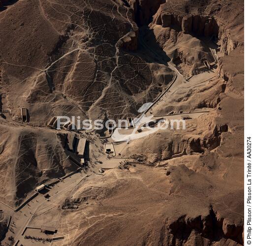 Hidden in the heart of arid hills, Valley of the Kings - © Philip Plisson / Plisson La Trinité / AA30274 - Photo Galleries - Square format