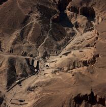 Cachée au coeur de collines arides, La Vallée des Rois © Philip Plisson / Plisson La Trinité / AA30274 - Nos reportages photos - L'Egypte vue du ciel
