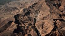 Cachée au coeur de collines arides, La Vallée des Rois © Philip Plisson / Plisson La Trinité / AA30275 - Nos reportages photos - L'Egypte vue du ciel