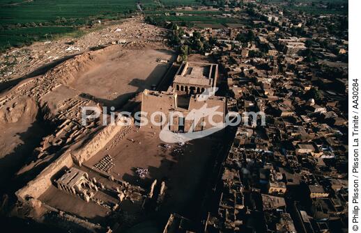Edfou, le temple d'Horus en Egypt - © Philip Plisson / Plisson La Trinité / AA30284 - Nos reportages photos - Site [Egypte]