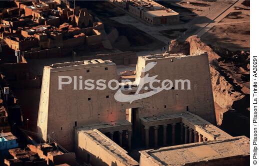 Le temple d'Edfou. - © Philip Plisson / Plisson La Trinité / AA30291 - Nos reportages photos - L'Egypte vue du ciel
