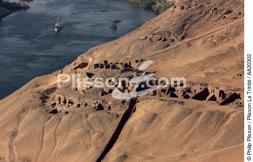 Dans la nécropole de Qubbet el-Hawa, les tombes des dignitaires - © Philip Plisson / Plisson La Trinité / AA30302 - Nos reportages photos - Egypte
