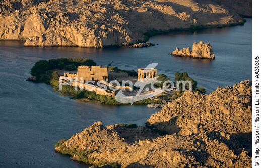 Cerné par les eaux du Nil, le temple d'Isis - © Philip Plisson / Plisson La Trinité / AA30305 - Nos reportages photos - Temple d'Isis