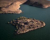 Kasr Ibrim, the only site in Lower Nubia have escaped the sinking. [AT] © Philip Plisson / Plisson La Trinité / AA30315 - Photo Galleries - Egypt from above