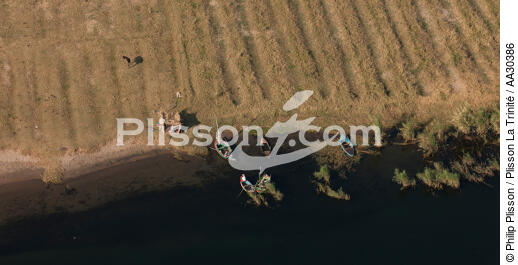 Pêcheurs sur le bord du Nil - © Philip Plisson / Plisson La Trinité / AA30386 - Nos reportages photos - L'Egypte vue du ciel