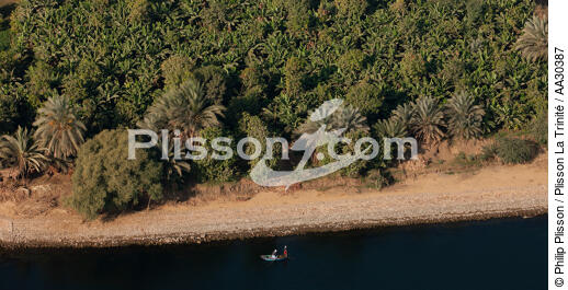 Pêcheurs sur le bord du Nil - © Philip Plisson / Plisson La Trinité / AA30387 - Nos reportages photos - L'Egypte vue du ciel