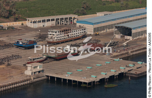 Chantier naval sur les rives du Nil - © Philip Plisson / Plisson La Trinité / AA30395 - Nos reportages photos - Chantier naval