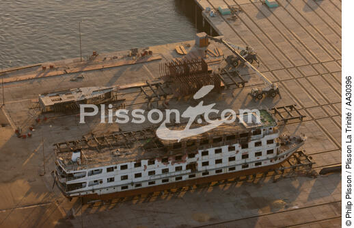 Chantier naval sur les rives du Nil - © Philip Plisson / Plisson La Trinité / AA30396 - Nos reportages photos - L'Egypte vue du ciel