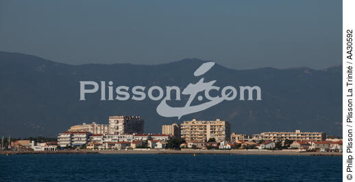 Saint-Cyprien - © Philip Plisson / Plisson La Trinité / AA30592 - Nos reportages photos - Saint-Cyprien