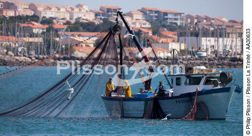 Pêche devant Narbonne-Plage - © Philip Plisson / Plisson La Trinité / AA30633 - Nos reportages photos - Aude