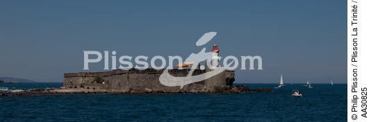 Le Fort Brescou devant le Cap d'Agde - © Philip Plisson / Plisson La Trinité / AA30825 - Nos reportages photos - Agde